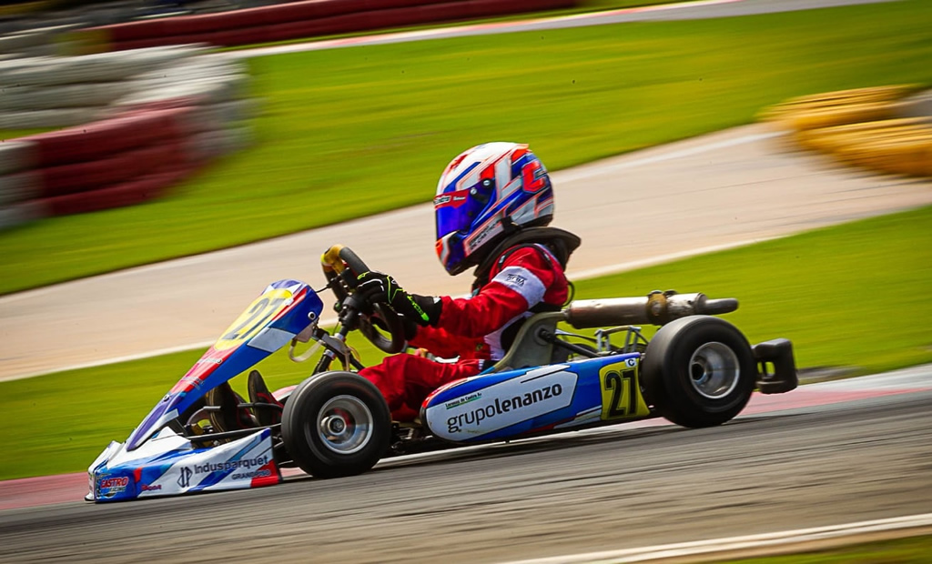 Pilotos de kart aceleram em corrida este fim de semana