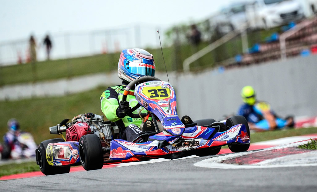 Pilotos de kart aceleram em corrida este fim de semana